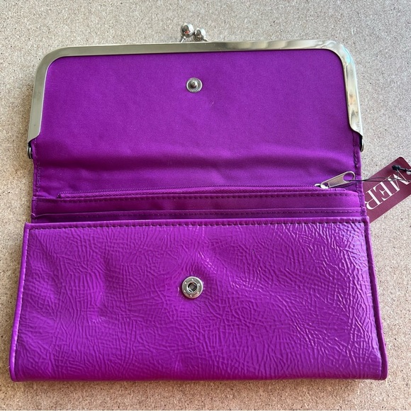 Merona Purple Retro Styl Fold Over Silver Tone Wallet with Kiss-Lock Coin Pocket - Picture 3 of 16